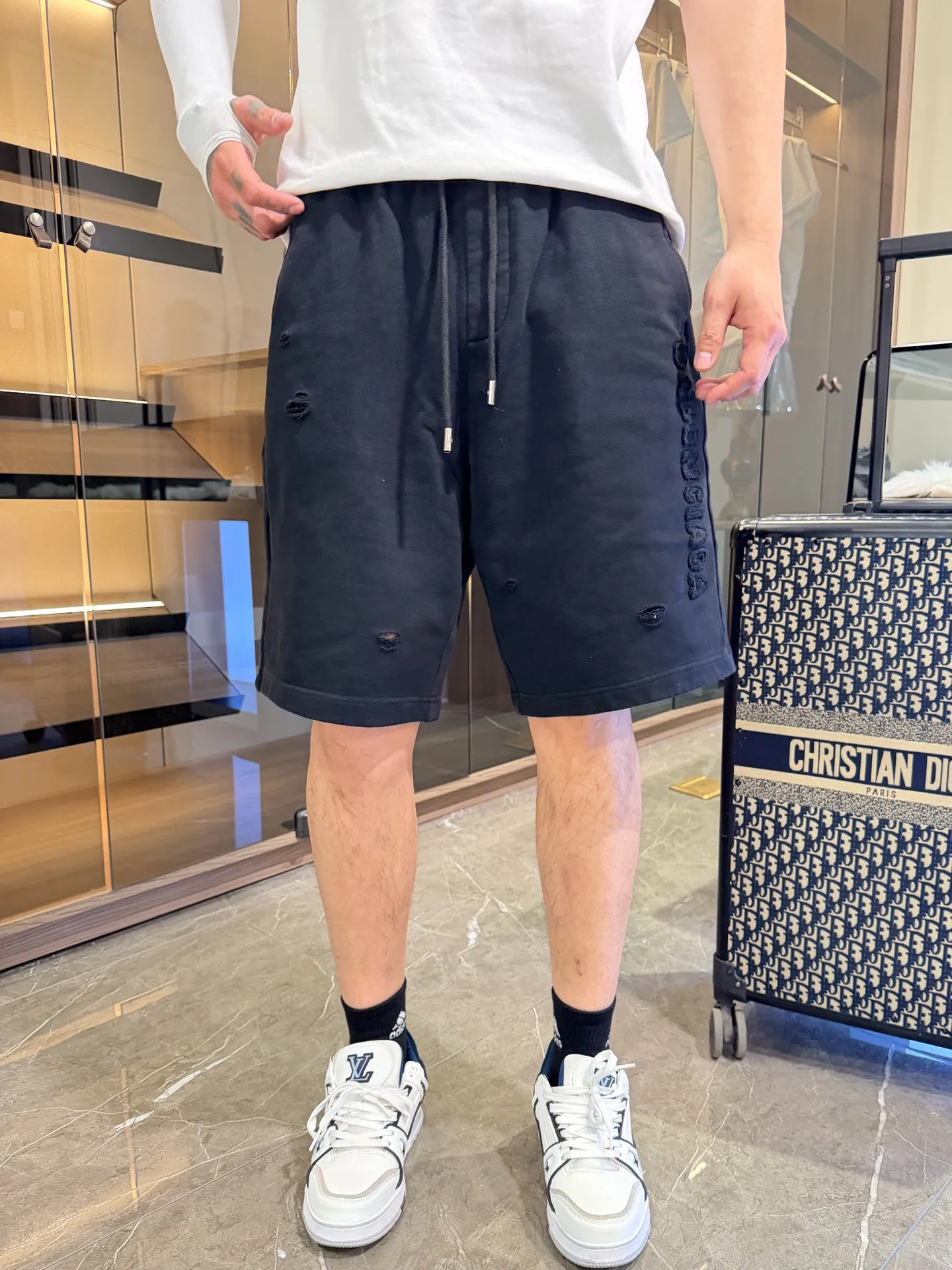 Balenciaga's three-standard complete 2026 summer New Arrival men's casual shorts, advanced custom-made Breathable fabric, Breathable fabric, extremely stretchy and comfortable, impeccable details, top-grade accessories, original logo design concept, delicate and soft feel! The upper body fit is awesome! Size: M-XXXL Please state your height and weight when ordering